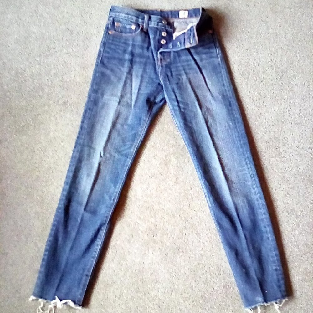 WOMEN'S  BUTTON FLY LEVIS SIZE 25